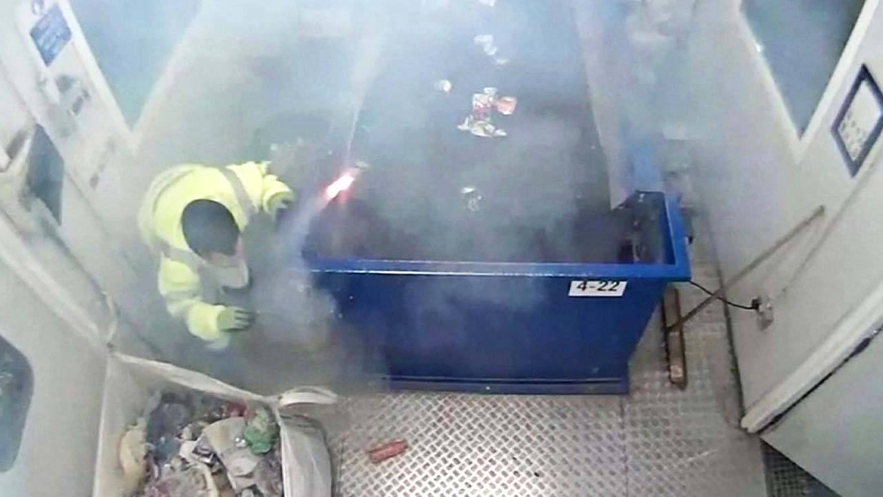 [영상] 재활용쓰레기 분리수거 중 터진 물건은?