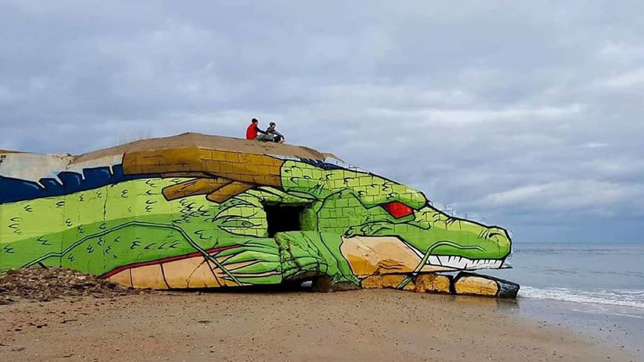 해변의 폐건물을 '드래곤볼 용신'으로 변신시킨 예술가