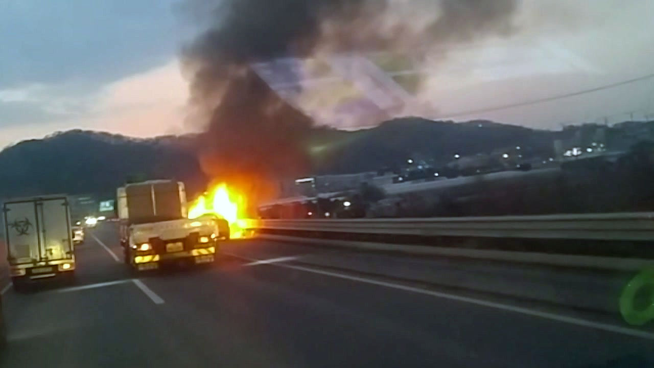 봉담-동탄간 고속도로에서 차량 화재..."엔진 과열"