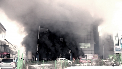 "사우나 유리창 2kg짜리 도끼로도 깰 수 없는 강화유리"