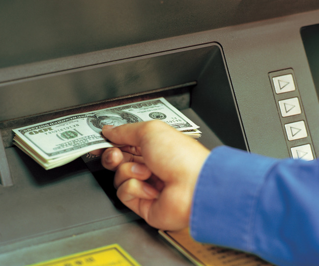 'ATM이 돈을 너무 많이 뱉어내서' ATM 폭행한 남성