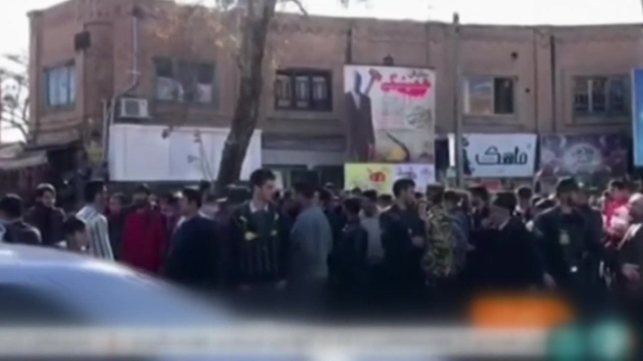 이란, 사흘째 '경제정책 실패' 항의 시위...맞불 집회도 열려