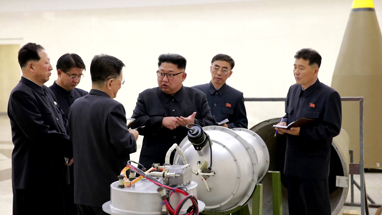 김정은, "핵 실전배치 박차"...미국엔 핵 위협