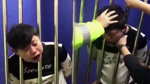 "꺼내줘!" 유치장 쇠창살 사이에 머리 끼여 울부짖는 수감자