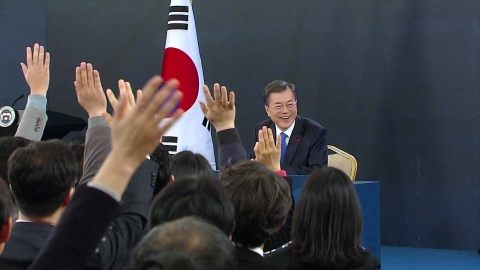 [포토] 질문하기 위해 손드는 청와대 기자단