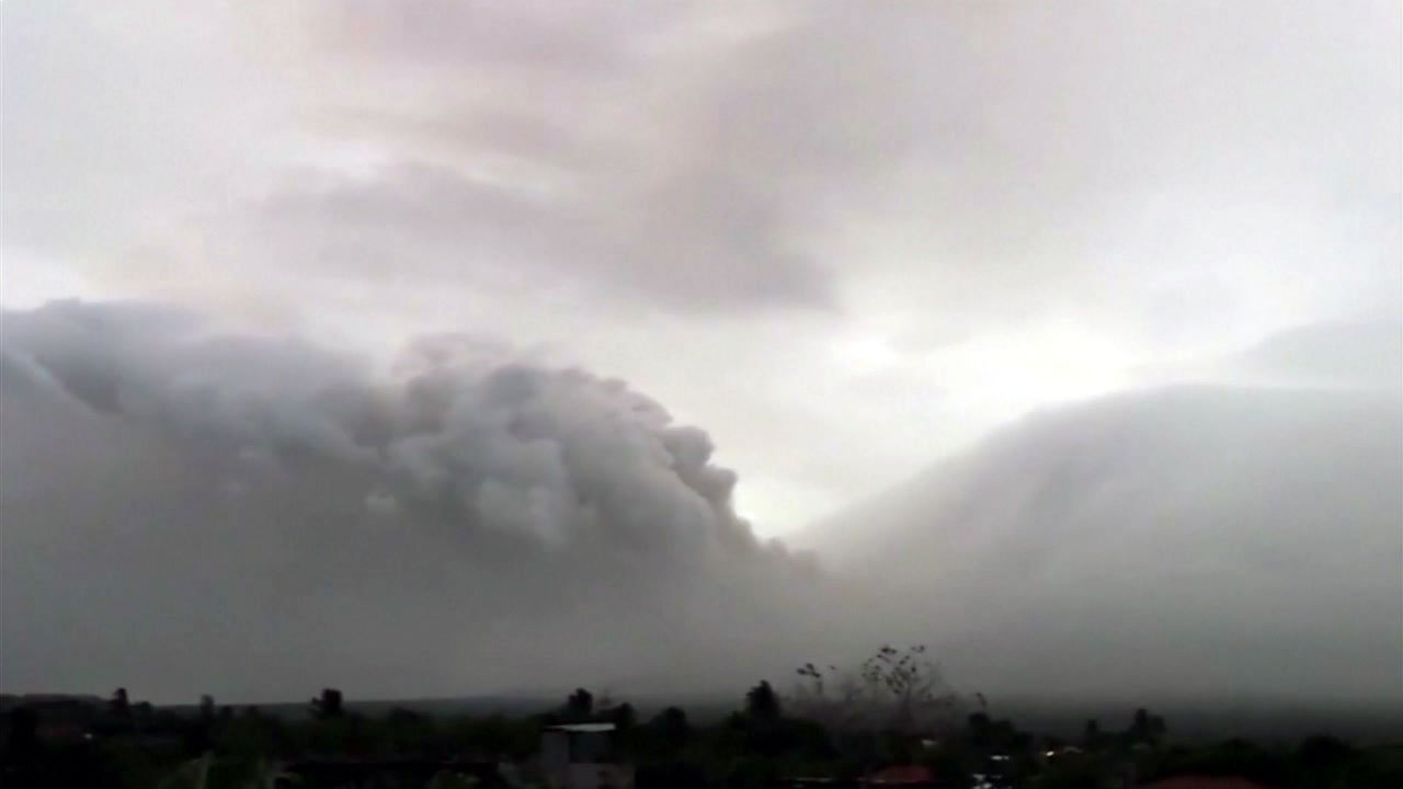 필리핀 마욘 화산 폭발 위험...만2천 명 대피령