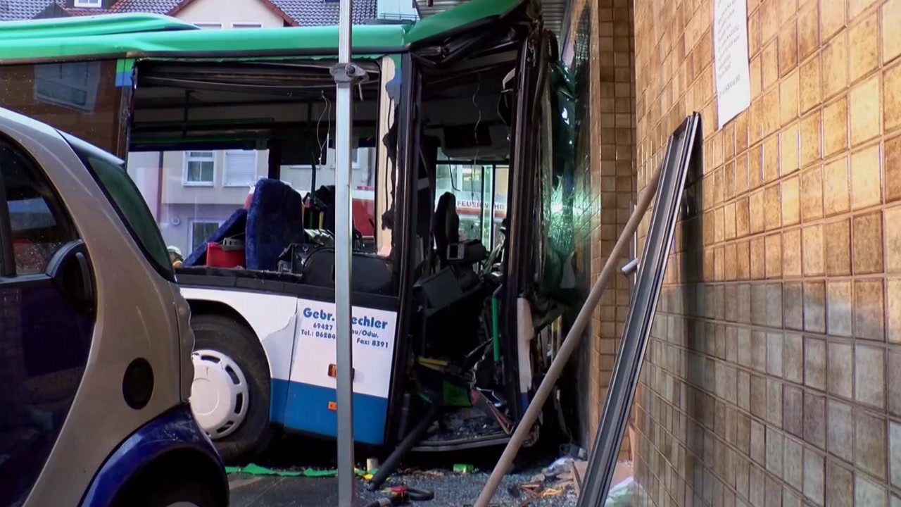 독일 통학버스가 집 들이받아 47명 부상