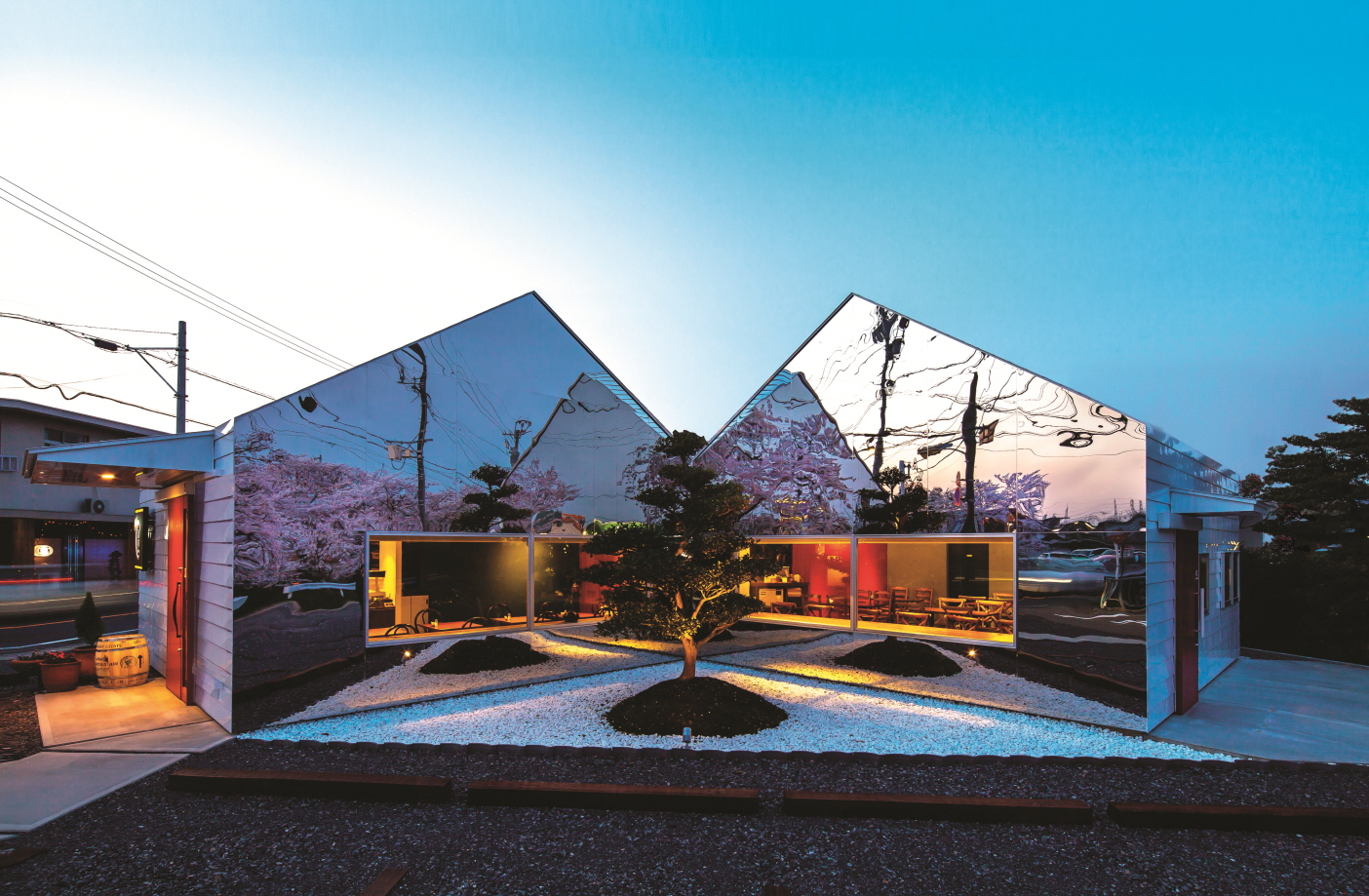 〔안정원의 건축 칼럼〕 벚꽃나무 길의 풍경을 거울 반사로 확장시킨 집 미러하우스 2