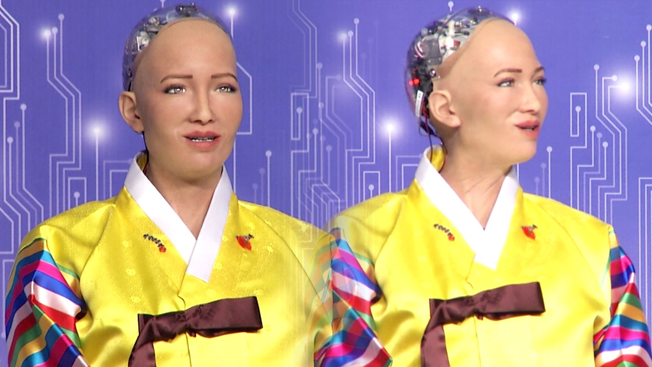 한복 입은 AI 로봇 '소피아'..."로봇, 인간 돕게 될 것"