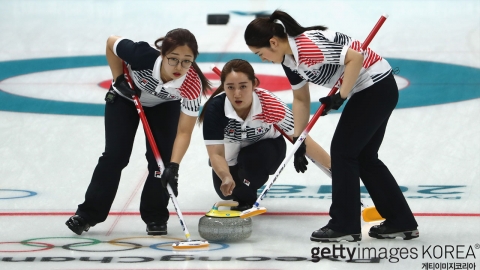 여자 컬링대표팀, 세계 최강 캐나다 격파