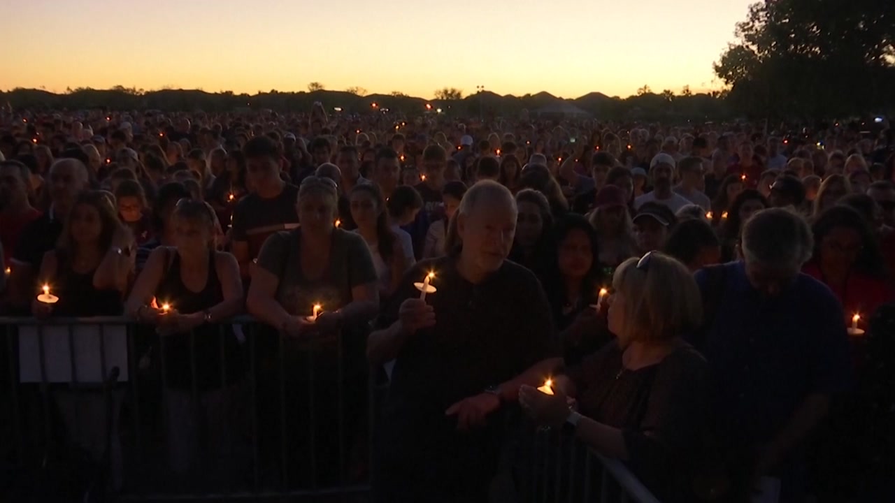 美 총기 참사에 시민들 촛불 추모 집회