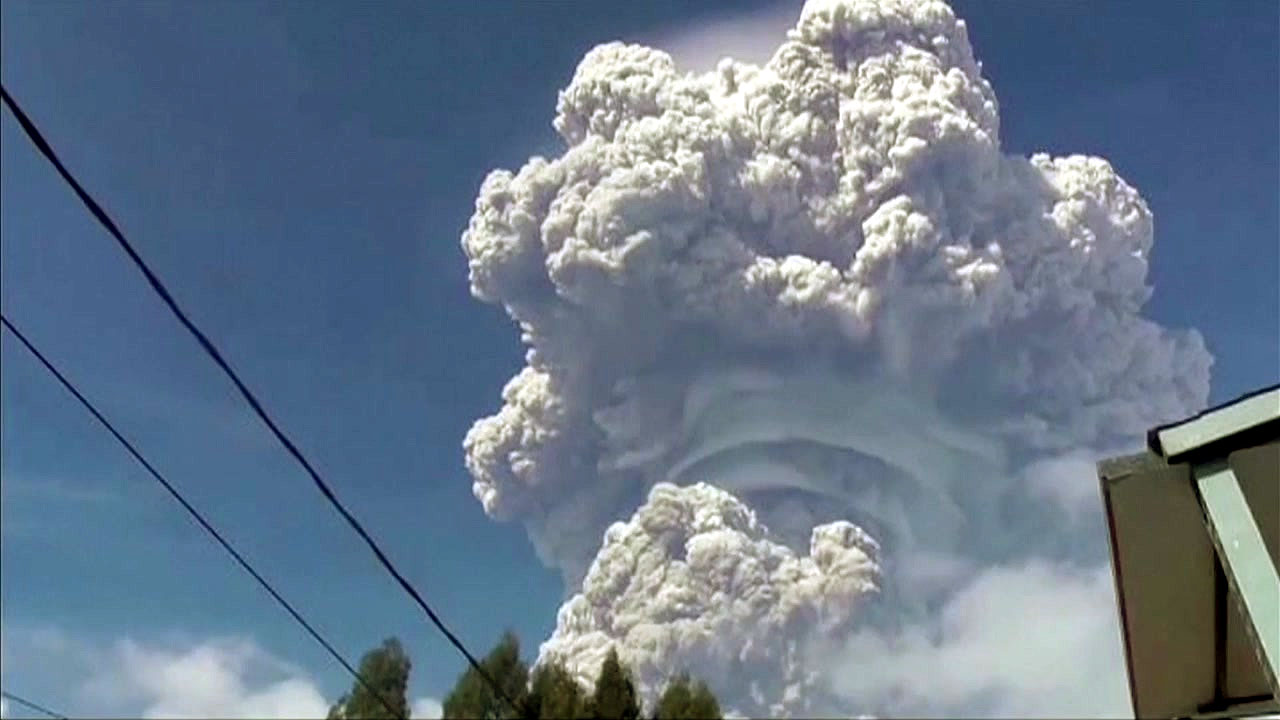 인도네시아 시나붕 화산 또 폭발...5000미터 높이 화산재 분출