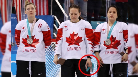 은메달 받자마자 벗어... 캐나다 여자 하키, 스포츠 정신 부재 논란