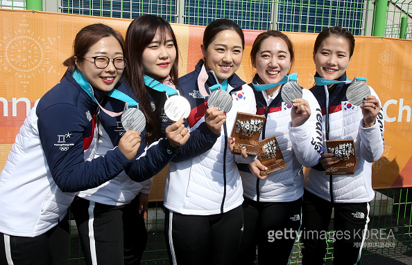 드디어 휴대전화 켠 여자 컬링팀 선수들이 보인 반응 