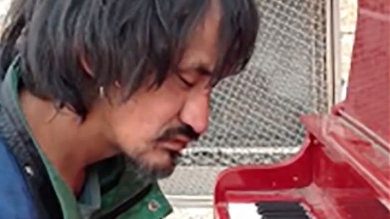 천만 명 울린 노숙자 피아니스트, 46세 일기로 사망