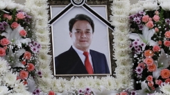 故 조민기, 12일 오전 발인...유족 오열 속 영면 故 조민기, 12일 오전 발인...유족 오열 속 영면