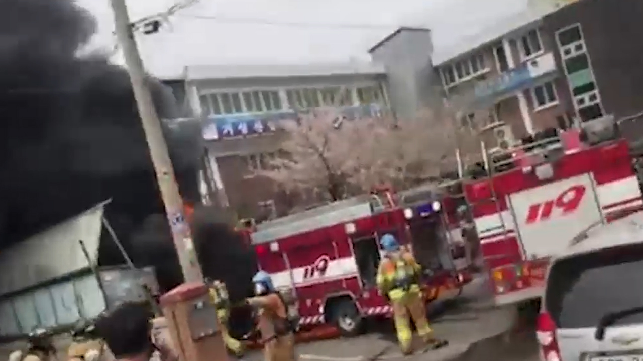 [제보영상] 인천 가좌동 공단 화재...소방차에 불붙어 폭발까지