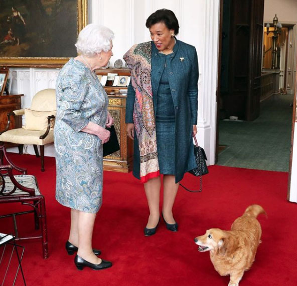 오래 기른 반려동물의 죽음으로 힘들어하는 영국 여왕