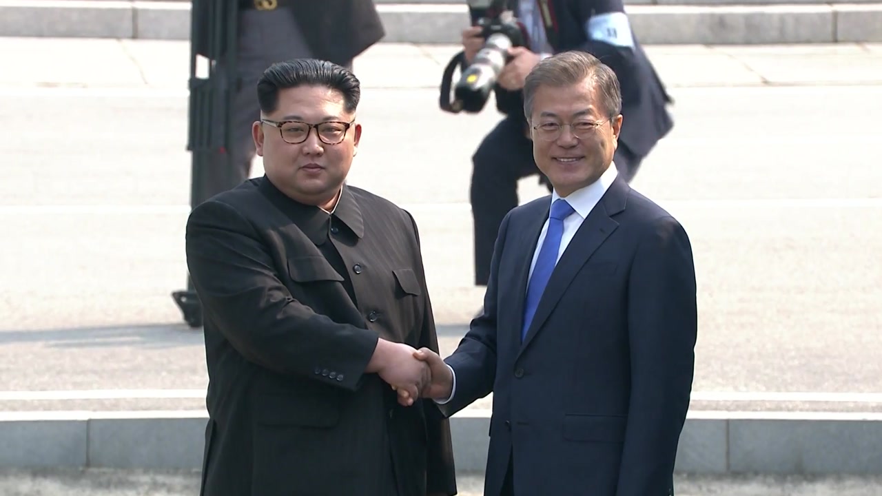 [영상] 남북 정상, 군사분계선에서 역사적 첫 만남