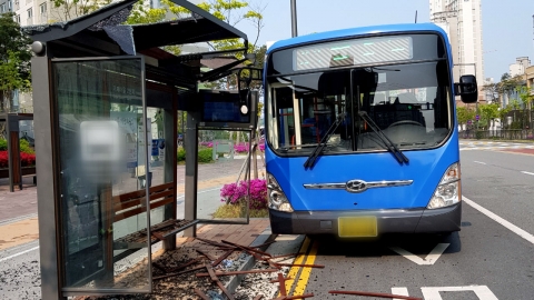 세종시에서 버스가 정류장 지붕 들이받아 2명 부상