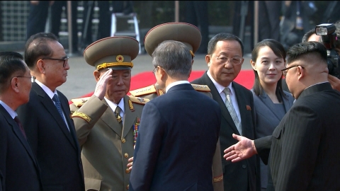 북한군 수뇌 거수경례...남측은 악수만