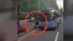 '조금만 늦었다면...' 불난 버스에 갇힌 동료 구한 남성