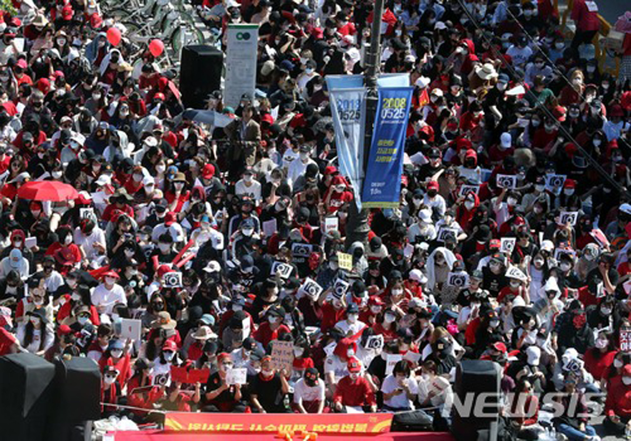 '불법촬영 편파수사 규탄 시위' 혜화역으로 모인 여성 1만 명