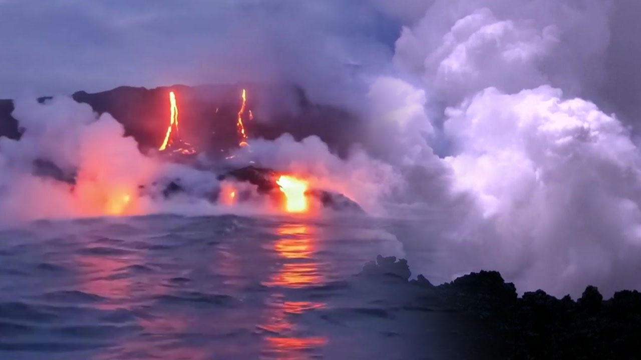 바다에 쏟아지는 용암...치명적 '염산·유리 가스' 형성