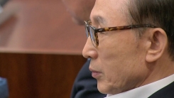 MB '뇌물·횡령' 첫 공판...직접 입장 밝혀