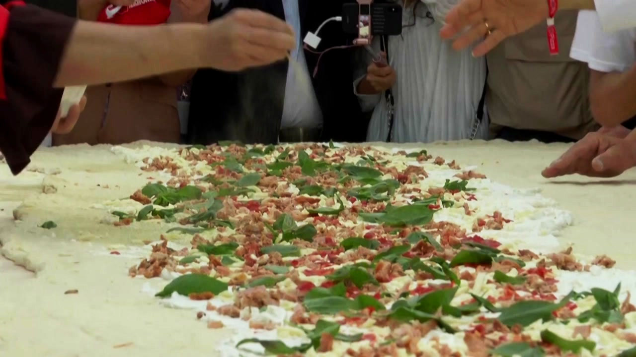 [영상] 7미터 넘는 세계 역대 최장 피자 탄생