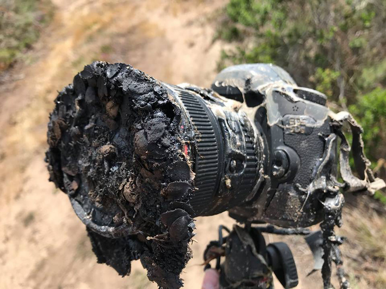 로켓 발사 장면 찍다가 녹아버린 나사 사진가의 카메라