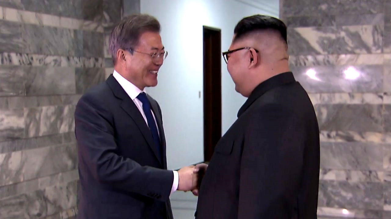 친구처럼 만난 남북 정상..."김 위원장이 만나자고 했다"