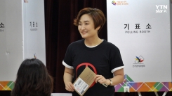 "사전투표 꼭!"…박경림, 투표티셔츠 입고 투표 완료 "사전투표 꼭!"…박경림, 투표티셔츠 입고 투표 완료