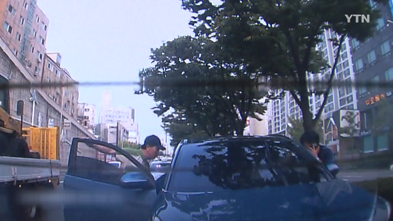 [영상] 발작 일으킨 운전자 구한 부산 경찰관