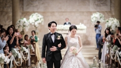 '웃음 만발' 황현희, 13살 연하 신부와 행복한 결혼식 공개 '웃음 만발' 황현희, 13살 연하 신부와 행복한 결혼식 공개