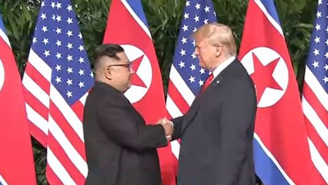 김정은, 트럼프에 영어로 인사?...'통역이 했을 가능성'