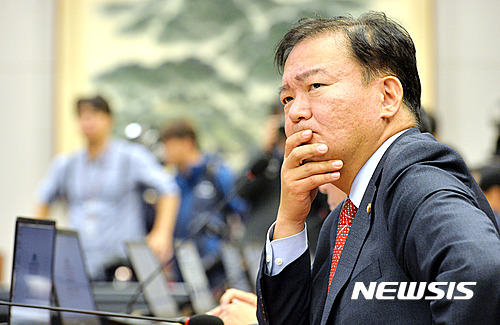 유재석 '파란 모자' 비난... 색깔 논쟁 일으킨 민경욱 의원