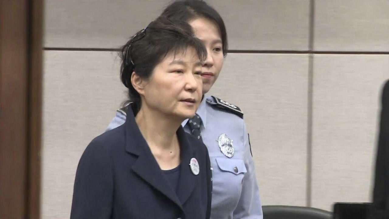 검찰 "국정원을 사금고로"...박근혜 '공천개입·국정원 뇌물' 징역 15년 구형