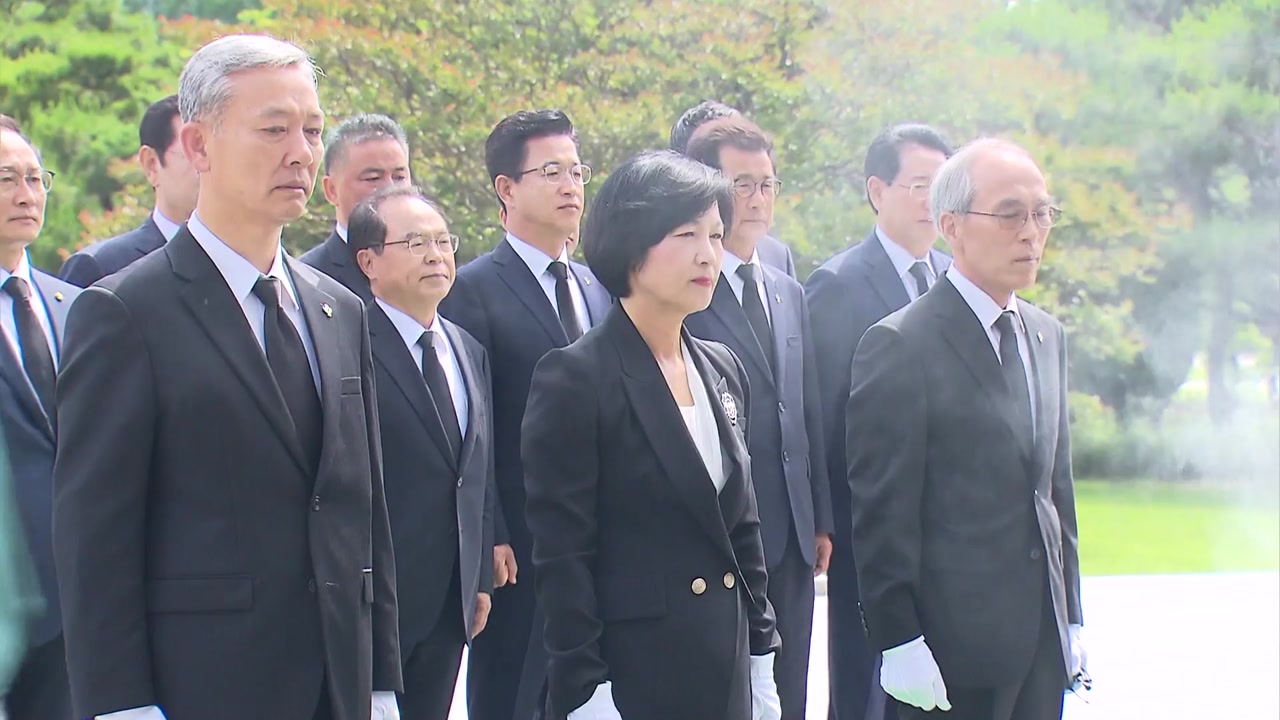 민주당 당선인 현충원 참배...바른미래당 박주선 사퇴