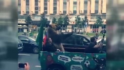 월드컵 축하 행진서 부부젤라 부는 곰...'학대 논란'