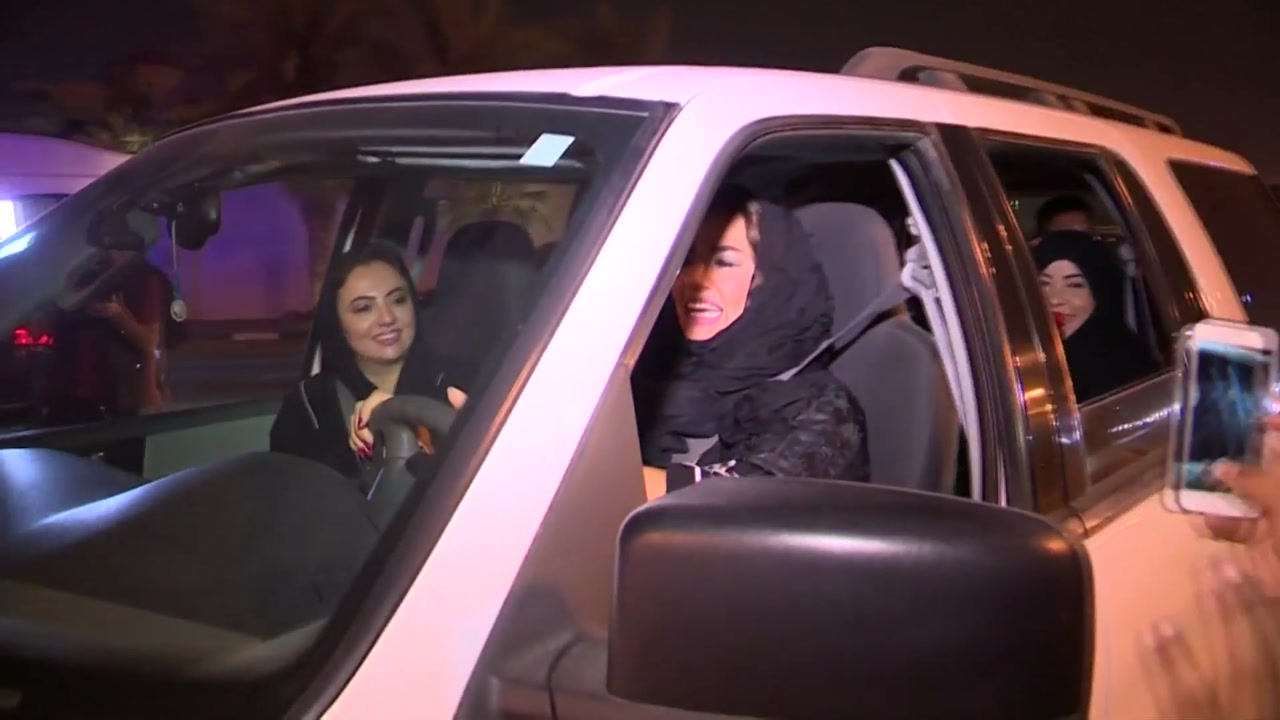 그녀도 운전대를 잡았다...사우디, 오늘부터 여성 운전 허용