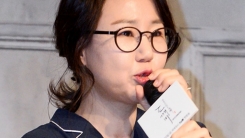 김은숙 작가, 이혼설에 직접 입 열어..."오보 황당" 김은숙 작가, 이혼설에 직접 입 열어..."오보 황당"