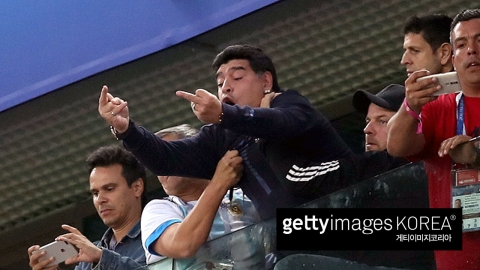 잇단 구설 마라도나...이번에는 '손가락 욕'