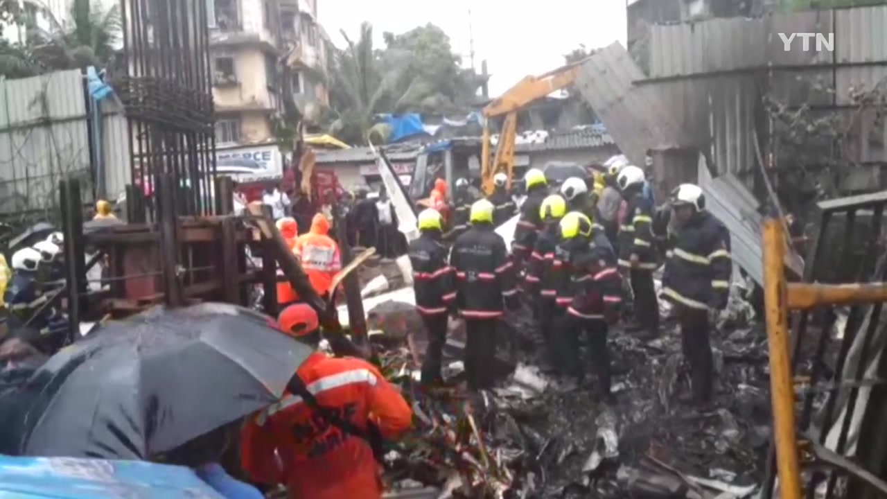 인도 뭄바이서 소형 항공기 도심 추락, 5명 사망