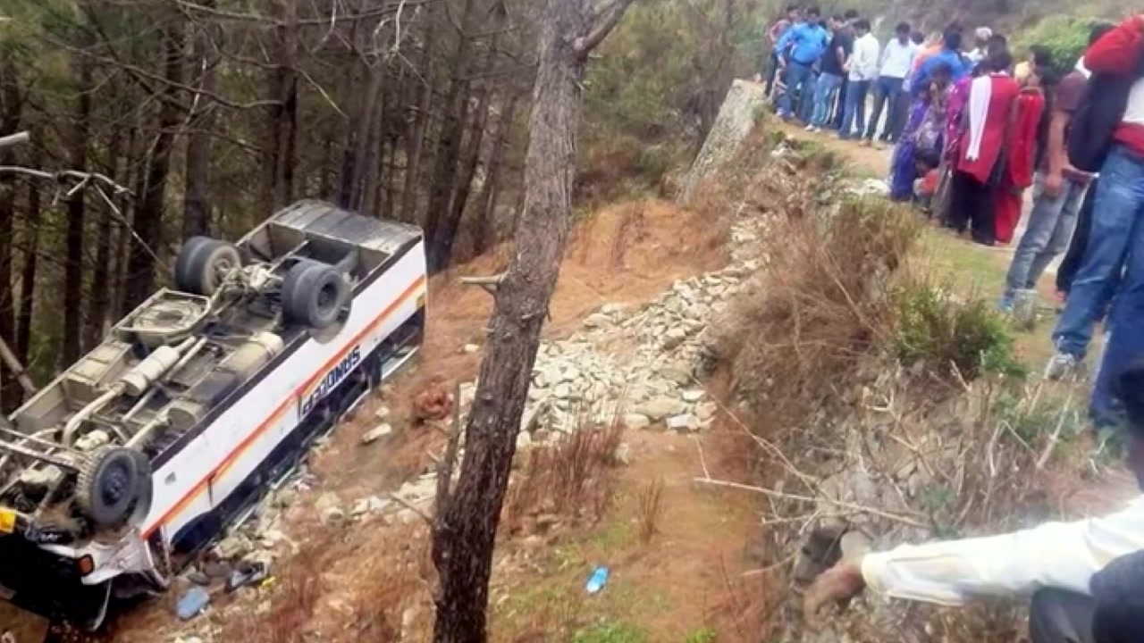 인도 히말라야 산간서 버스 협곡 추락..."44명 사망"