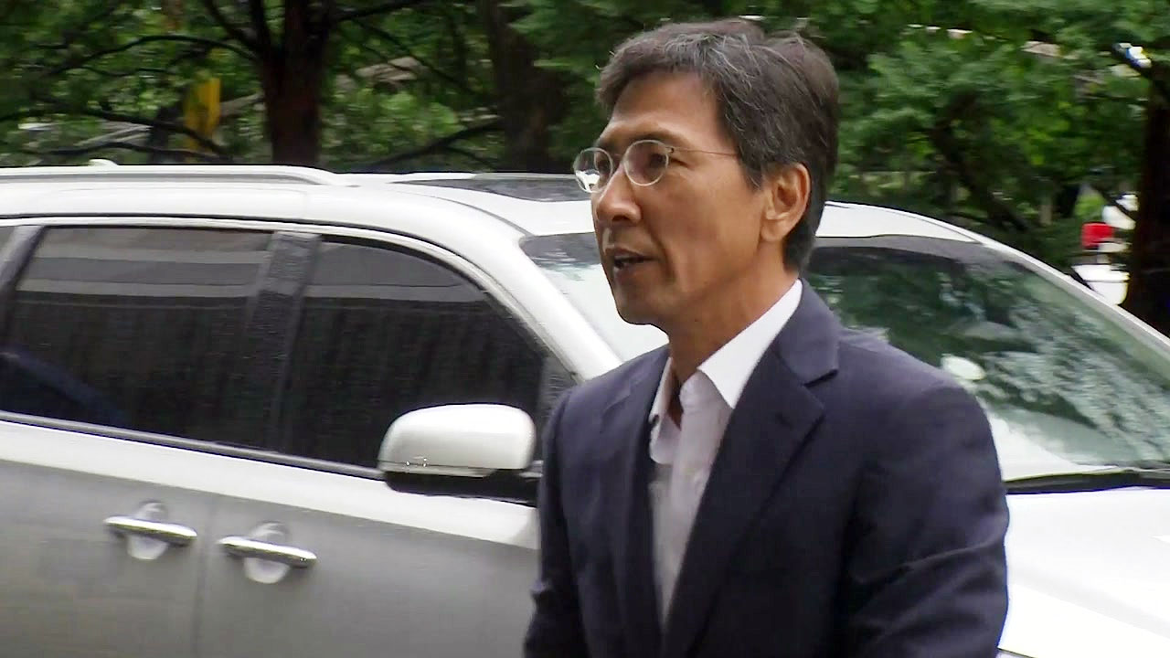 [현장영상] '성폭행 혐의' 안희정, 굳은 얼굴로 법원 출석