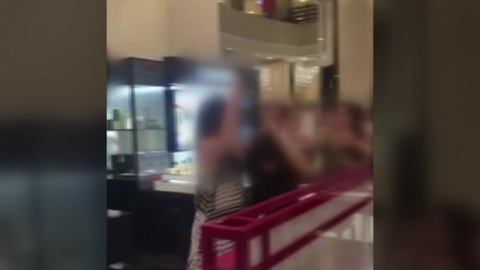 "화장품 먹어 봐"...경찰, 백화점 난동 여성 특수폭행 검토