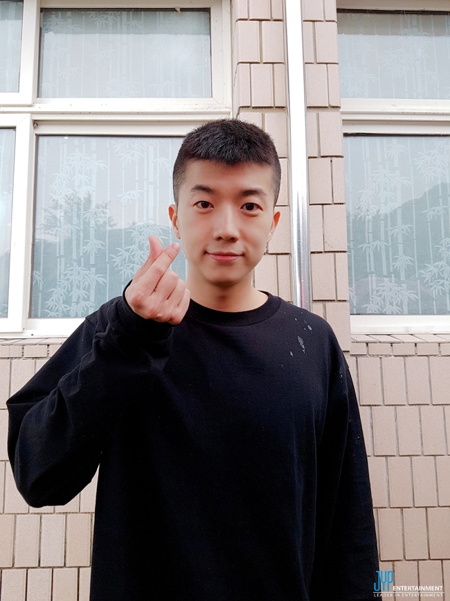 2PM 우영, 오늘(9일) 백두산부대 신교대 입소…손 하트 인증샷