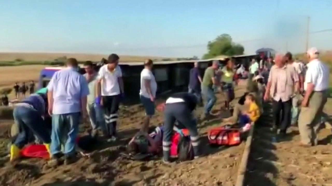 터키 열차 탈선 참사...24명 사망·3백여 명 부상