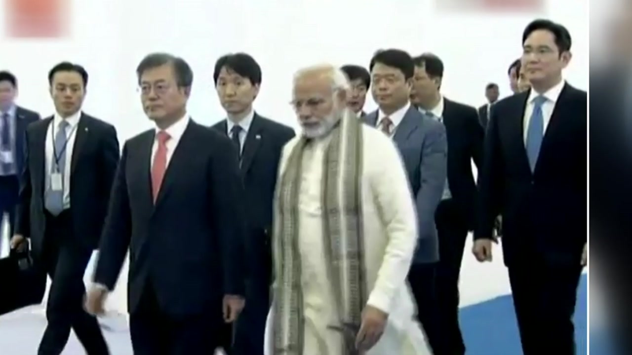 문 대통령·모디 총리, 인도 삼성공장 방문..."한-인도 협력 상징 최선 다해 뒷받침"